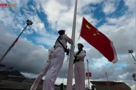 驻港部队各营区举行升旗仪式，五星红旗在香港高高飘扬图片