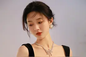 王子璇穿黑色裙子，再戴项链和耳坠，特别好看迷人图片