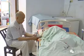 模范金婚夫妻！七旬老人每天晨练 只为照顾瘫痪在床的老伴图片