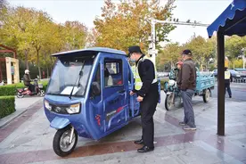 电动三轮车被禁行、禁停，那老年人接娃怎么办？给你2个参考方法图片