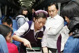 为什么火车上的盒饭总是那么贵？看看退休乘务员怎么说图片