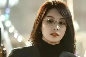 《狂飙》高启兰：戴上眼镜是大姐大，摘下眼镜是小女生。图片