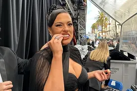 大码超模赤身出镜还抠脚，不修边幅惹争议，“真实到令人作呕”图片