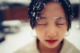 黄磊大女儿近照曝光，16岁多多雪中自拍颜值惊艳，气质显成熟图片