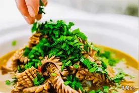 猪腰不要再炒着吃，20秒快煮“韭菜腰花”，麻辣鲜辣汤汁教你在图片
