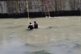 这一幕，好暖！图片