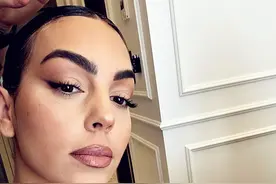 乔治娜在沙特变了，卧蚕眉黑头巾，披金戴银不简单，一个包就30万图片