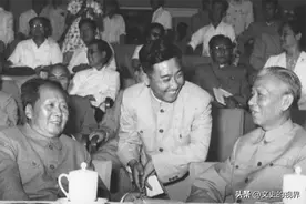 毛主席纪念堂坐像不威严，专家决定拆除，韩福裕：摆上鲜花试试看图片