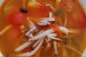 海鲜菇番茄肉片汤的家常做法，味道鲜美，汤汁酸香爽口，太好喝了图片
