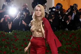 F1汉密尔顿夜会两名美女！英媒：其中一人单身，且是刘易斯的粉丝图片