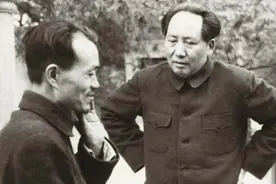 胡乔木作一首《沁园春》，毛主席改了最后四句，境界不可同日而语图片
