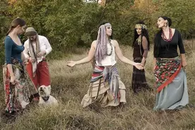 流浪200年,2003年达曼人终于加入中国国籍,如今家家悬挂五星红旗图片