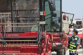 “百辆收割机被拦，农民损失达数亿”，谣言背后只有自媒体？图片