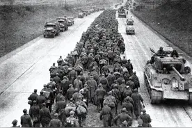 二战老照片：镜头下遭处决的德军将军、被俘的德军士兵如丧家之犬图片