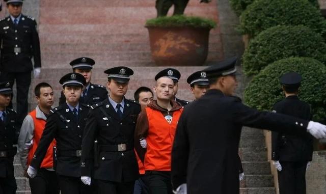 “重庆一姐男宠”罗璇：1米82肌肉发达，被抓后立刻翻脸不认人