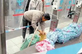 05年元旦，湖南农民工背好友尸体回乡，被死者儿子埋怨，后来如何图片