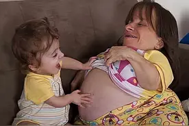 轰动一时的“世界最矮母亲”：高0.7米，嫁1米8帅哥，生3娃后去世图片