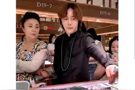 范丞丞妈妈与网红现身珠宝店，尴尬隔衣挠痒，还要讲价翡翠太贵图片