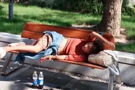 走在东莞街头的穷女人，身上穿着奢侈品，明显怀孕了图片