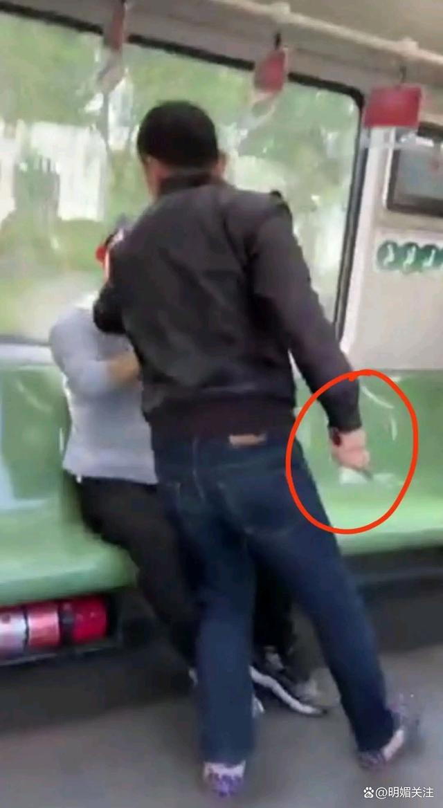 危险！上海地铁男子手持刀具与人发生肢体冲突，客服回应令人不满