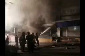 四川攀枝花 深夜突发火情，消防员彻夜灭火累得躺地秒睡图片