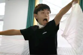 刘烨儿子诺一帅到认不出！混血颜值满是少年气，建模脸似贵族王子图片