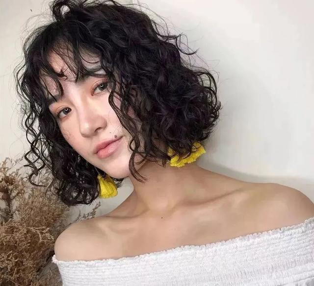 流行"短发小爆卷"▽▽▽▽▽▽12月到了,烫发的季节也到了,短发也是