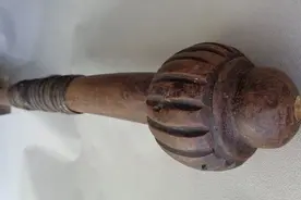 太平洋土著人的“棒槌”，石器时代的粗陋武器，能够砸碎头盖骨图片