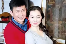 55岁演渣男翻红，不顾家人反对娶单亲妈妈，如今带着妻子四处求医图片