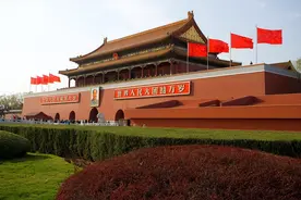 仅靠一支烟头，抓到了3000名特务！开国大典当天，蒋介石做了什么图片