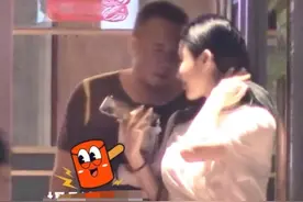 杨坤身旁再换新人，与女子约饭站门口贴身热聊，对方身材前凸后翘图片