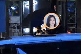 虞书欣雨天现身街头做spa，工作人员撑伞护行，待人随和团购饮品图片