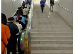爆笑神回复：为什么高铁进站口电梯那么挤，而楼梯却无人走？图片