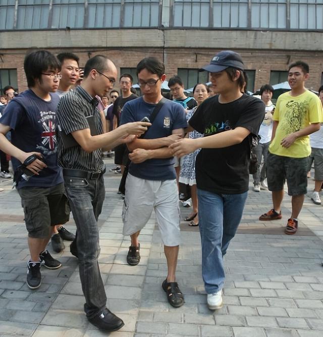 14年前汶川地震，丢下学生自己先跑的“范跑跑”，被网曝后如何了