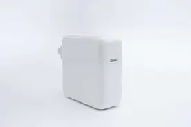 依旧采用氮化镓黑科技，比原装67W还小，苹果新款70W充电器拆解图片