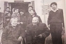 87年老人无意在店里得知，失散54年红军团长丈夫的消息，77岁复婚图片