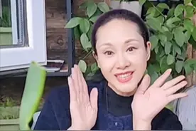 56岁于文华豪宅种大葱，瓜子脸紧致皮肤白皙，铲土挖坑朴实接地气图片