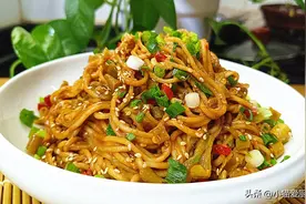 简单几步教你做出好吃的“武汉热干面”，用料丰富，香辣好吃图片