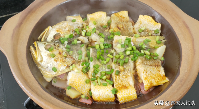 过年吃黄鱼别煎炸，切块摆入锅中，6分钟出锅，皮香肉嫩好吃过瘾