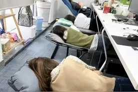降薪后员工集体“摆烂”，到点找不到人，网友：做人的底线很重要图片