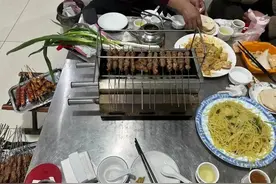 大连小伙跨海去淄博吃烧烤，5个人吃到撑，结账时却感觉不可思议图片