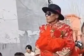 山东78岁大爷骑马迎娶48岁新娘，村民：是头婚，在一起五六年了图片