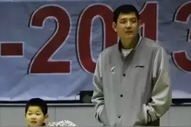 14岁，身高1米97！巩晓彬之子赴美打球！未来能超越逍遥王吗？图片