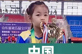 曾经的她哭鼻子练球，如今的她已经长大图片