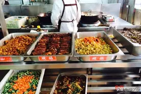 某985高校食堂区别对待学生：贫困生低人一等？图片