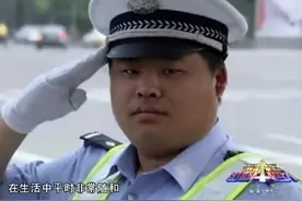 因车祸，他的大脑被切除三分之二，头上戴钛合金壳子，今娶妻生子图片