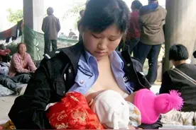 地震中最美的“警察妈妈”，三天哺乳9个婴儿，后来怎么样了？图片