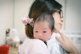 几个会损伤宝宝脊椎的动作，父母常做却很伤害娃，5招让娃更安全图片