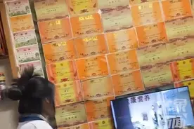 陕西一女孩的奖状贴满墙，家人习以为常，网友酸了：最壕的背景墙图片