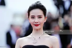 装出来的优雅，刘诗诗戛纳红毯翻车，被网友群嘲“端妃”图片